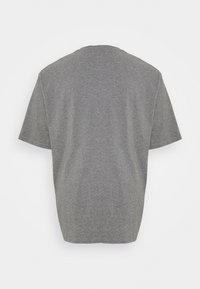 T-shirt grigia a maniche corte realizzata in tessuto misto cotone. Presenta una scollatura rotonda e una vestibilità comoda senza loghi o motivi visibili.