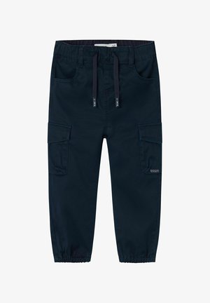 Pantalones cargo azul marino de algodón, con una cinturilla elástica con cuerdas de ajuste, bolsillos laterales y puños fruncidos en los tobillos.