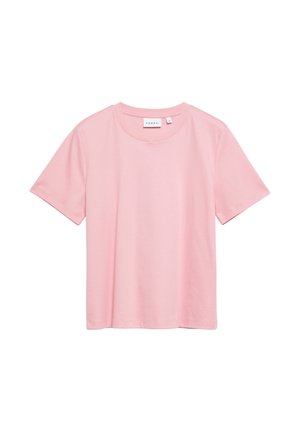 Jasnoróżowa koszulka z krótkim rękawem i okrągłym dekoltem, z małą białą metką przy dekolcie na białym tle.