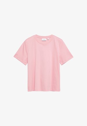 Jasnoróżowa koszulka z krótkim rękawem i okrągłym dekoltem, z małą białą metką przy dekolcie na białym tle.