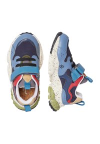 Multibarevné tenisky zahrnující směs modrých, námořnických, červených a zelených materiálů, s texturovanou podrážkou a suchým zipem. Jsou přítomné skvrnité detaily.