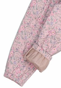 Ærme af lyserødt stof med blomsterprint, elastisk manchet og fastsyede beige vanter, designet til beskyttelse mod koldt vejr.