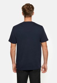 Dunkelblaues Baumwoll-T-Shirt, Rundhalsausschnitt, kurze Ärmel, glatte Textur, schlichte Rückseite ohne sichtbare Logos oder Muster.