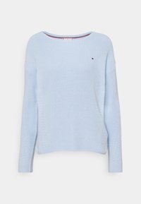 Jasnoniebieski dzianinowy sweter z długim rękawem, okrągłym dekoltem i małym czerwonym, białym oraz niebieskim logo na lewej piersi.