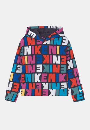 Multicolor Nike hoodie met overal grote blokletters die "NIKE" spellen in verschillende kleuren en richtingen, voorzien van een capuchon en lange mouwen.