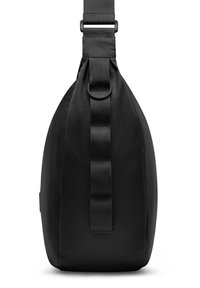 Borsa a tracolla nera realizzata in tessuto resistente, con una forma arrotondata, tracolla regolabile con accessori e una superficie liscia.