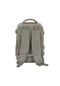 Mochila de tela gris claro con correas verdes ajustables, asa superior reforzada y bolsillos laterales. Cuenta con cierres de hebilla y respaldo acolchado.