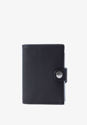 Zwarte leren portemonnee met een gestructureerd oppervlak, drukknoopsluiting en gestikte randen, met een compacte rechthoekige vorm.