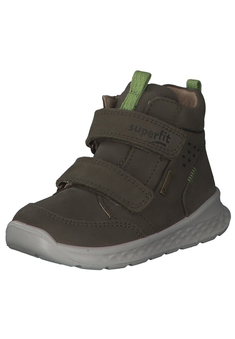Braune High-Top-Schuhe mit grünen Akzenten, ausgestattet mit zwei Klettverschlüssen, atmungsaktivem Material und einer strukturierten weißen Gummisohle.