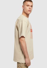 Merchcode SAN FRANCISCO HEAVY - Triko s potiskem - wet sand