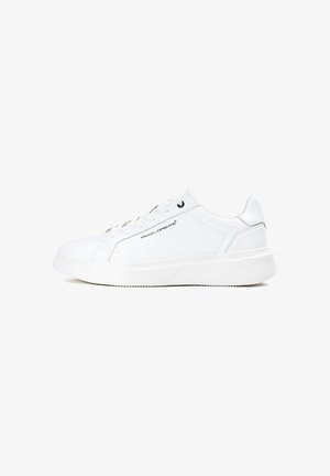 Biały niski sneaker z sznurowadłami, grubą podeszwą i logo "Pako Lorente" po stronie zewnętrznej, pokazany od zewnętrznej strony na białym tle.