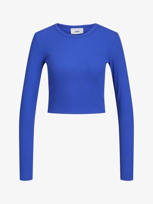 Sinine pikkade varrukatega ribakujuline lühike topp, millel on ümar kaelus. Sile tekstuur ja sobiv disain, millel on peen muster kogu ulatuses. Brändi silt on nähtav.