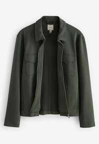Chaqueta verde oscuro con cuello tipo solapa, dos bolsillos frontales y cierre de cremallera. Fabricada con tejido texturizado, cuenta con mangas largas.