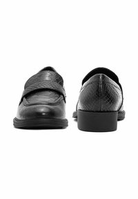 Czarne loafersy z teksturalnym, wytłaczanym wzorem wąż, z płaską podeszwą i subtelnym, gładkim skórzanym akcentem z przodu.