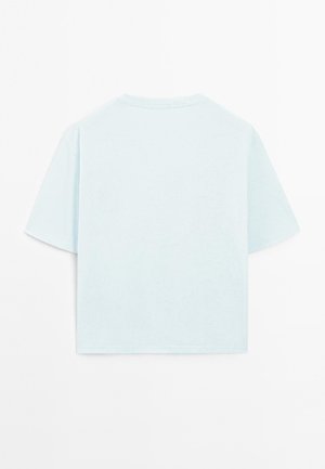 T-shirt bleu clair à manches courtes avec un col rond et une coupe décontractée. Le tissu texturé présente des côtes subtiles sur l'ensemble.