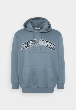 Modra kapuca iz mehkega materiala z sprednjim žepom, kapuco na vezanje in velikim tiskom, ki pravi "JACK & JONES WORLDWIDE."