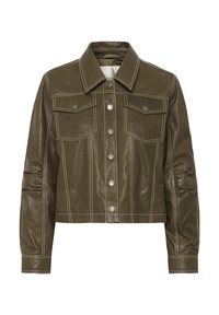 Jachetă scurtă de piele verde măslinie, cu guler mare, nasturi tip capse în față, buzunare cu clapetă pe piept și cusături albe contrastante pe mâneci și corp.