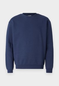 Felpa blu navy realizzata in morbido tessuto, con scollatura rotonda e polsini a coste. Include un logo discreto sul petto.