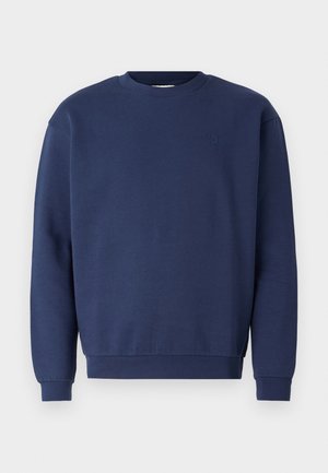 Sötétkék pulóver, puha anyagból készült, kerek nyakkivágással és bordázott mandzsettákkal. Diszkrét logó található a mellrészén.