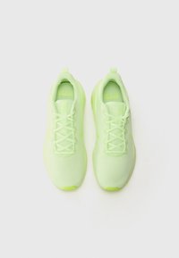 Limettengrüne Sportschuhe mit einem Netz-Obermaterial, abgerundeter Zehenpartie, strukturierter Oberfläche und flachen Schnürsenkeln. Verfügt über eine Zuggabel an der Ferse.