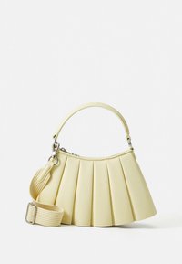 Geantă galbenă plisată cu un design structurat, având un mâner superior și o curea detașabilă și reglabilă. Textură netedă cu elemente metalice.