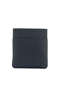 Custodia per tablet in pelle nera con superficie liscia, chiusura con zip superiore e tasca anteriore. Presenta un logo in rilievo nell'angolo in basso.