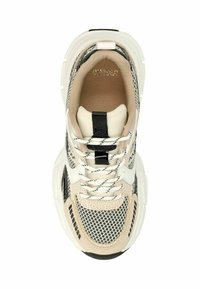 Crème en zwarte sneaker met mesh en textuuraccenten, veters, gewatteerde kraag en dikke witte zool. Bevat een zwart hardwaredetail.