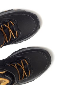 Czarne buty turystyczne z teksturowaną cholewką z siateczki i tkaniny, pomarańczowymi sznurowadłami, wyściełanym wnętrzem i wytrzymałą szarym gumowym bieżnikiem.