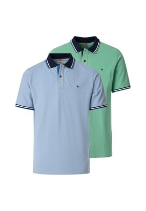 To korteærmede polo shirts, en lyseblå og en lys grøn, begge med mørke kraver og stribede ærmekanter.