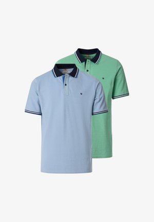 To korteærmede polo shirts, en lyseblå og en lys grøn, begge med mørke kraver og stribede ærmekanter.