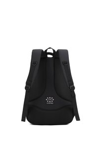 Zwarte rugzak met een gepolsterde mesh achterkant, verstelbare schouderbanden en een logo-embleem. Beschikt over een ergonomisch ontwerp voor comfort en ademend vermogen.