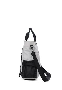 Borsa in tessuto grigia con tasca laterale in rete nera texturizzata, tracolla regolabile e manici superiori. Include un gancio laterale per una maggiore utilità.