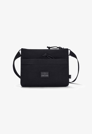 Borsa a tracolla di tessuto nero con forma rettangolare, cinturino regolabile, chiusura a coulisse e un piccolo badge del marchio.