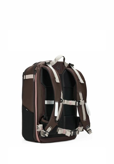 Brauner und schwarzer Rucksack mit gepolsterten, verstellbaren Schultergurten und mehreren Schnallen, von hinten gezeigt mit sichtbarer seitlicher Reißverschlusstasche.