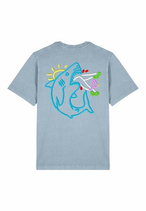 Hellblaues Baumwoll-T-Shirt mit einem bunten gestickten Hai-Design auf der Rückseite, ergänzt durch Akzente von Sonne und Nahrungsmitteln.
