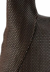 Borsa in pelle intrecciata marrone scuro con una tracolla larga, che mostra dettagliata trama e artigianalità.