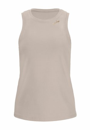 Mouwloze beige tanktop met ronde halslijn en klein gouden scriptlogo bij de linker schouder.