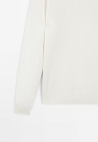 Helle cremefarbene, langärmelige Sweater aus weichem Strickstoff. Mit einem gerippten Saum und Bündchen, sowie einem leichten Detail an der Seitennaht.