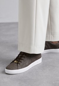 Unselected, brown
