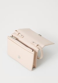 Borsa a mano in pelle rosa chiaro con chiusura a patta, tasca con zip e due manici; presenta una texture liscia e un dettaglio con bottone a pressione metallico.