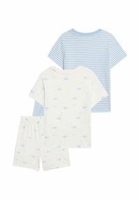 Due camicie a maniche corte e un paio di pantaloni corti. Una camicia è azzurra con righe; l'altra è bianca con motivi di balene blu e accenti arancioni.