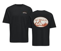 Zwarte T-shirt met korte mouwen van katoen. Voorzijde heeft een klein logo; achterzijde toont een grote afbeelding van bergen en bomen in roestkleur.