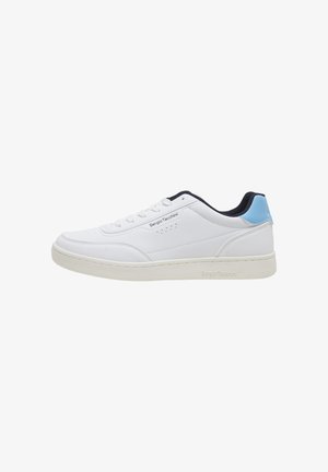 Zapatilla blanca de perfil bajo con lengüeta del talón azul claro, forro interior negro y la marca "Sergio Tacchini" en el lateral y la suela.