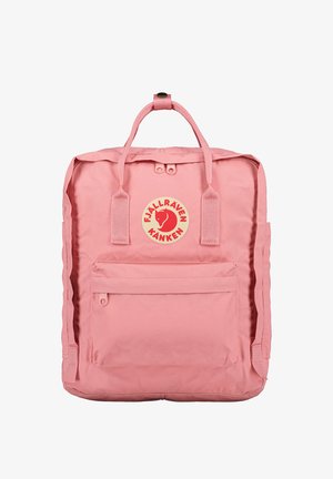 Hele roosa Fjällräven Kånken seljakott, mis on valmistatud vastupidavast kangast, esiküljel on lukuga tasku ja reguleeritavad rihmad. Ümmargune logo ees.