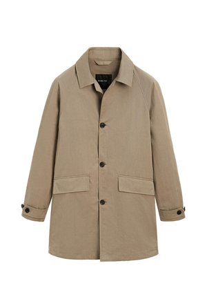 Cappotto marrone chiaro monopetto con tre bottoni neri, due tasche con patta frontali e polsini abbottonati, con colletto classico.