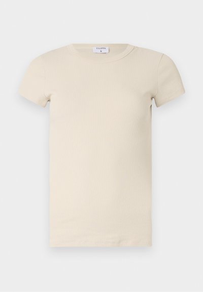 Kreemist ribikangast lühikeste varrukatega T-särk, ümmarguse kaelusega, valmistatud pehmest ja venivast kangast. Lihtne disain ja keha lähedane lõige.