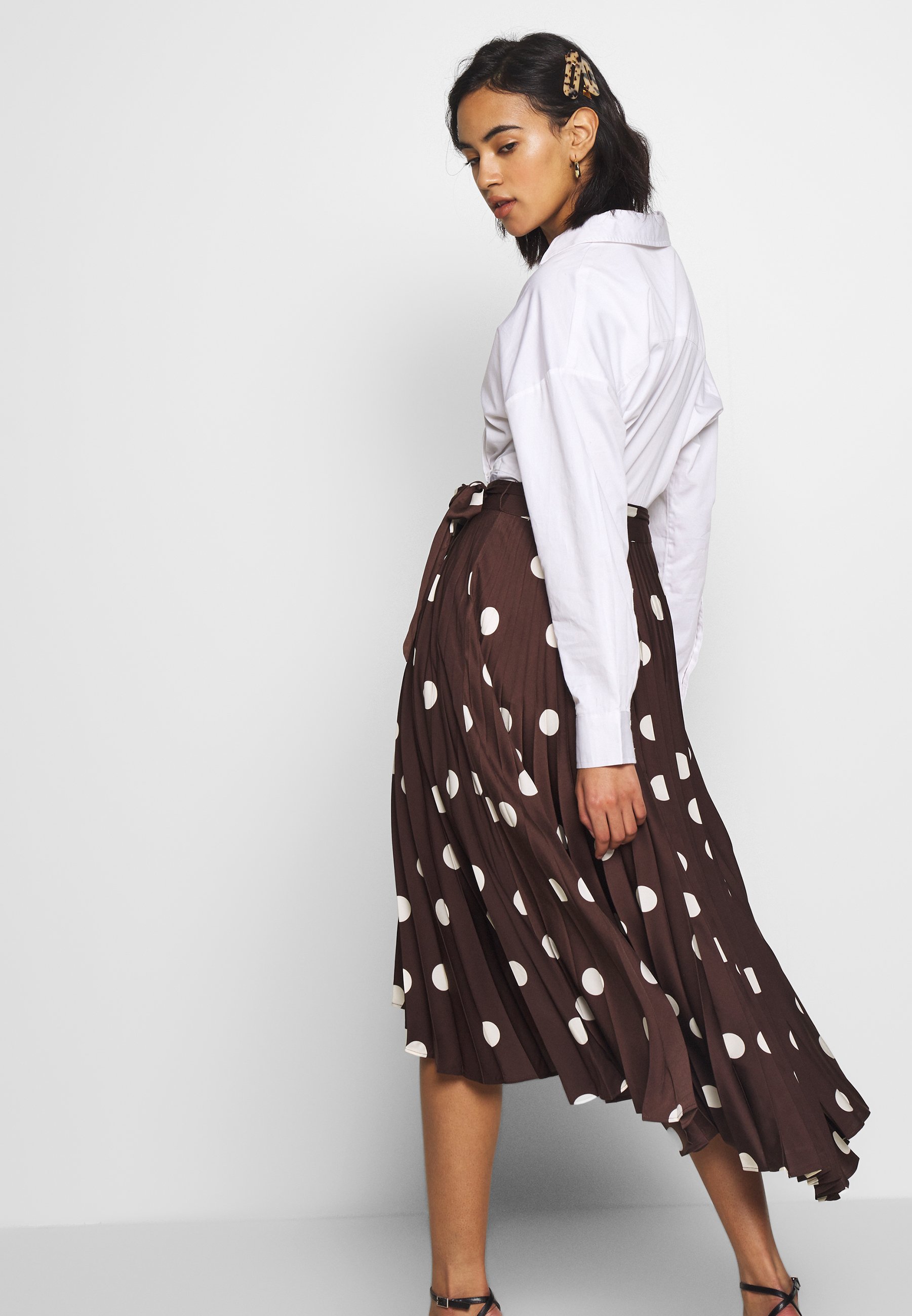 Who What Wear THE PLEATED WRAP MIDI SKIRT A linjekjol Who What Wear THE WRAP MIDI SKIRT A linjekjol black