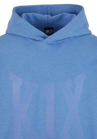 Felpa blu chiaro realizzata in tessuto morbido, con un grande logo 'K1X' leggermente più scuro sul davanti e un design standard del cappuccio.