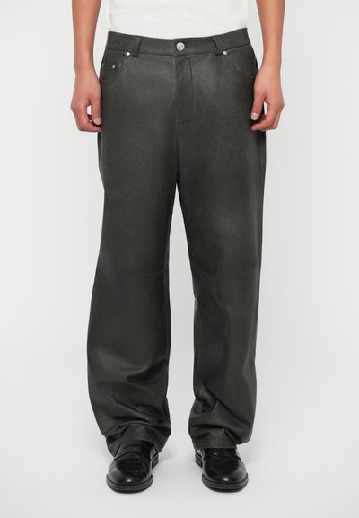 Pantaloni a gamba larga in finta pelle grigio scuro, con chiusura a bottone, tasche davanti e una texture liscia e opaca.