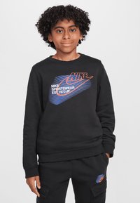 Sudadera negra de Nike con cuello redondo, que presenta un diseño de logo colorido y elementos gráficos texturizados en azul y naranja.